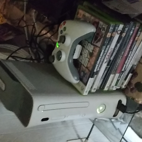 Xbox 360 with 11 games - Picture 2 of 8